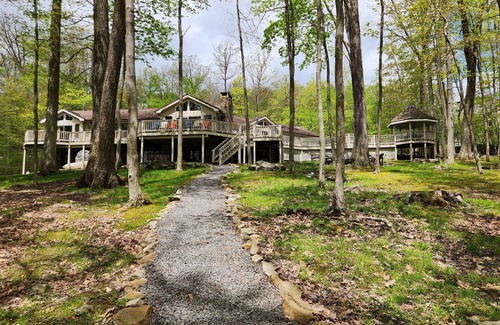 McHenry House | Pool, 6min to WISP, 10min to shopping; lakefront