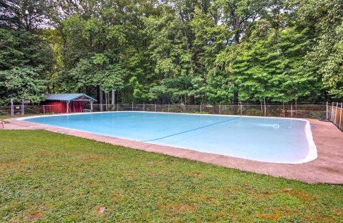 Laurel Mountain House | Pool Access Pet-Friendly Pennsylvania Cabin!