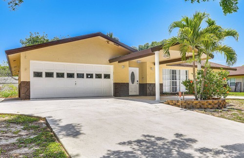 Echo Lake House | Pool at West Palm Beach Home, 2 Mi to CityPlace!