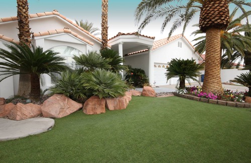 Paradise House | Pool Compareable to Mirage, Palapa, 82 in Hd TV, Minutes from Strip