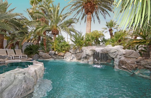 Paradise House | Pool Compareable to Mirage, Palapa, 82 in Hd TV, Minutes from Strip