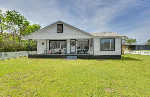 Grapeland House | Pool, Grill and Fire Pit Grapeland Farm Retreat