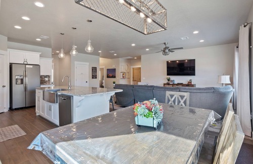 La Verkin House | Pool Hot Tub Fire Pit Water Slide Garage Parking