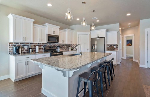 La Verkin House | Pool Hot Tub Fire Pit Water Slide Garage Parking