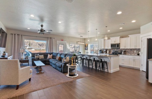 La Verkin House | Pool Hot Tub Fire Pit Water Slide Garage Parking