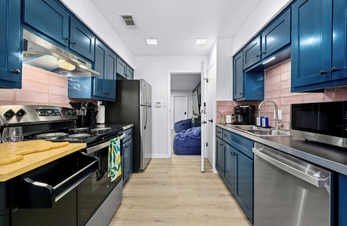 Riverside House | Pool, Hot Tub, Game Room, Mural, Grill, Mins to DT