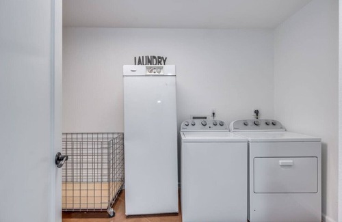 Arroyo Chico House | Pool & Hot Tub/Game Room/Midtown/5 BR 3 BA