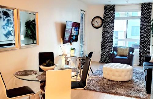 Stanton Apartment | Pool, Hottub, Disney, Knott's, 11, Wi-fi, Parking