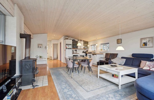 Bording House | Pool house with space for relaxation