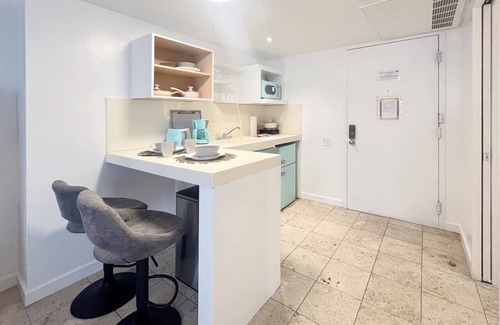 South Pointe Bed & Breakfast | Pool & Jacuzzi! Walk to beach, South Point Pier,