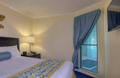 Rocky Point Hotel | Pool View Balcony! Unit w/Kitchen! Pool, Parking, Near Henry B. Plant Museum!