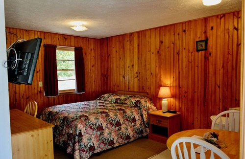 Bull Shoals Resort | Pool View Queen Bed.