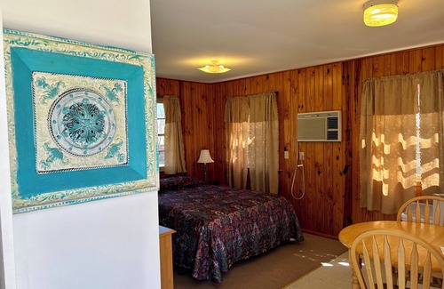 Bull Shoals Resort | Pool View Queen Bed.