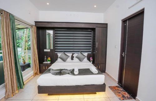 Nullatanni Hotel | poolscape munnar