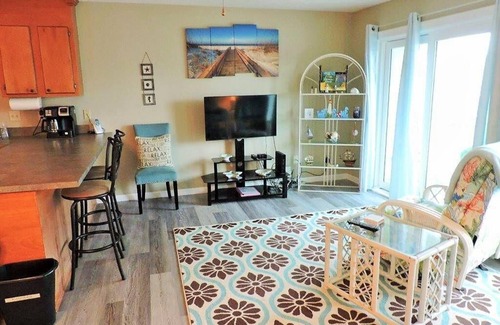 Emerald Isle Condo | Poolside 1 bedroom 1 bath condo