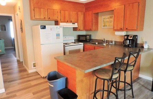 Emerald Isle Condo | Poolside 1 bedroom 1 bath condo