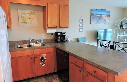 Emerald Isle Condo | Poolside 1 bedroom 1 bath condo