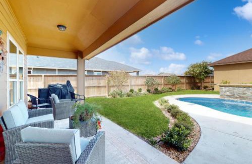 Flour Bluff House | Poolside Chic by the Beach