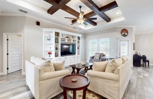 Flour Bluff House | Poolside Chic by the Beach