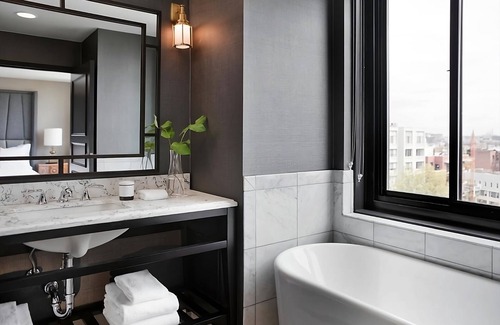 Logan Circle House | Poolside Dining on the Rooftop! Pets Allowed! Minutes to Washington Monument!