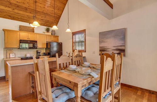 Reeds Spring Cabin | Poolside Duplex the A Side