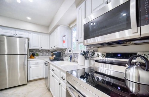 Hyde Park House | Poolside Haven Near Golf Course Sleeps 12