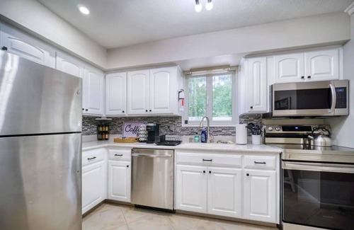 Hyde Park House | Poolside Haven Near Golf Course Sleeps 12