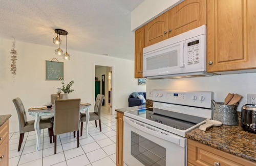 South Venice House | Poolside Retreat with heated pool-7 min to beach-2 King beds