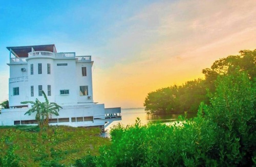 Belize City Apartment | Poolside Seaview Studio With Infinity Pool & Overwater Deck Near Airport, 1st FL