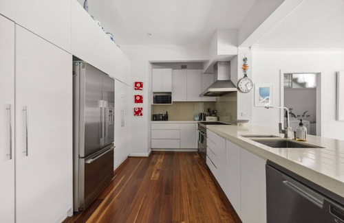 Kurraba Point House | Poolside Stay - Close to Taronga Zoo & Luna Park