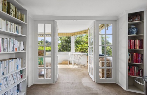 Kurraba Point House | Poolside Stay - Close to Taronga Zoo & Luna Park