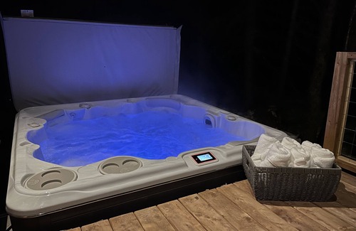 Gloucester County Cabin | Poplar Retreat - with hot tub