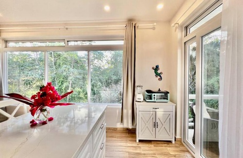 French Harbour Apartment | Poquito de Paraiso @Coral Views, French Harbour