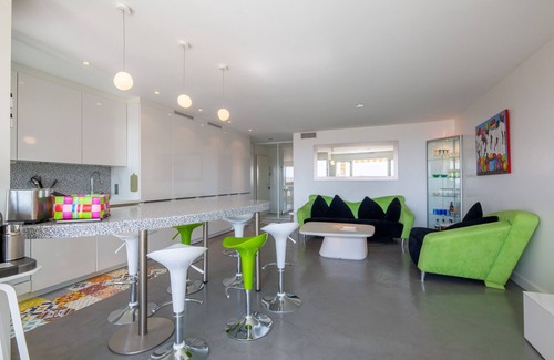 Frejus Port Apartment | Port FREJUS T3 70m2 double garage Sea view Direct access to the beach Swimming pool A dream stay for 4 privileged people