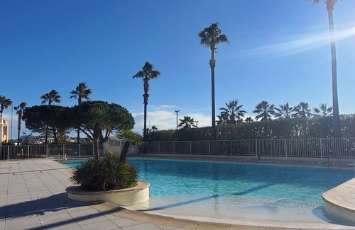 Frejus Port Apartment | Port FREJUS T3 70m2 double garage Sea view Direct access to the beach Swimming pool A dream stay for 4 privileged people