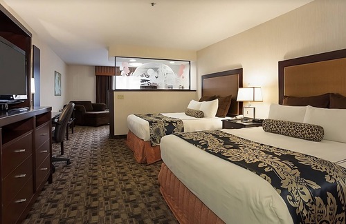 Parkrose House | Portland Getaway! Two Comfy Units, Pool, Gym and Near Attractions