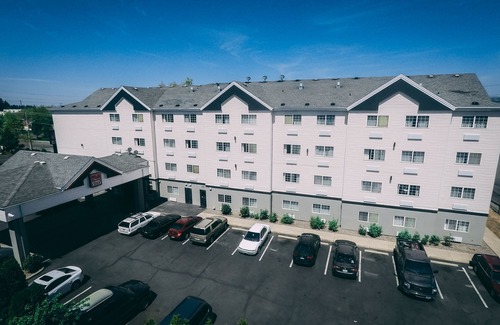North Gresham Hotel | Portland Suites Airport East