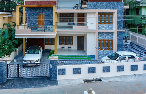 Thrissur House | Posh 6 BHK S at BELLJEM Homes in housing colony close to city