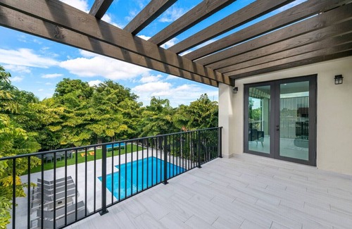 Coral Terrace House | Posh & Modern Villa with Pool