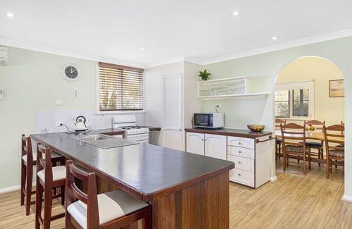 Busselton House | Possum Cottage on Adelaide St, 3 bedroom 2 bathroom walk to beach jetty and town