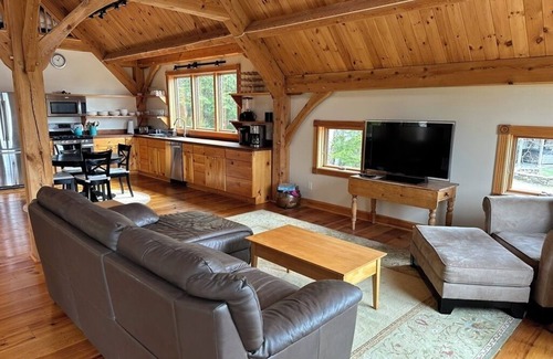 Waitsfield Apartment | Post and Beam Carriage House in the heart of Mad River Valley