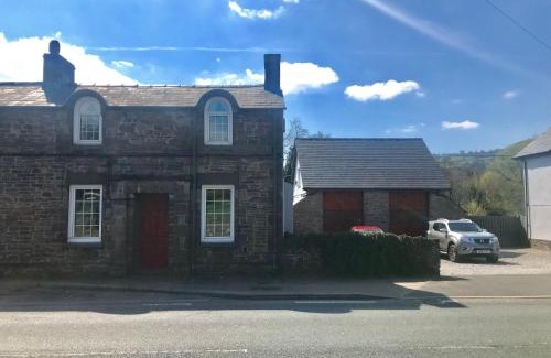 Glangrwyney Apartment | Post Office Row Apartment and garden