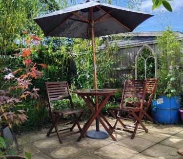 Glangrwyney Apartment | Post Office Row Apartment and garden