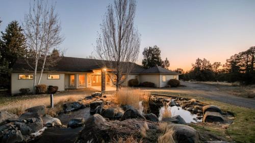 Bend House | Powell by AvantStay Secluded Home only 10 Mins from DT Bend w Hot Tub