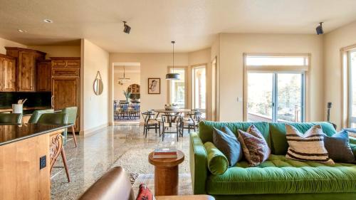 Bend House | Powell by AvantStay Secluded Home only 10 Mins from DT Bend w Hot Tub