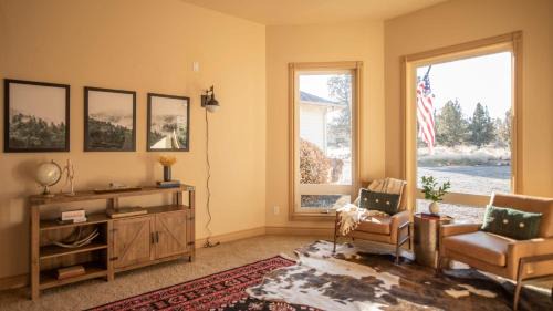 Bend House | Powell by AvantStay Secluded Home only 10 Mins from DT Bend w Hot Tub