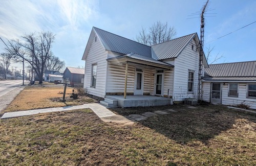 Oblong House | Practical 3 BR House in Oblong, 1 & 1/2 Bathrooms