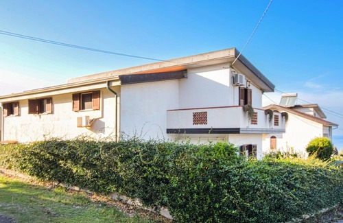 Zambrone Apartment | Practical apartment for a relaxing stay on the outskirts of Zambrone.