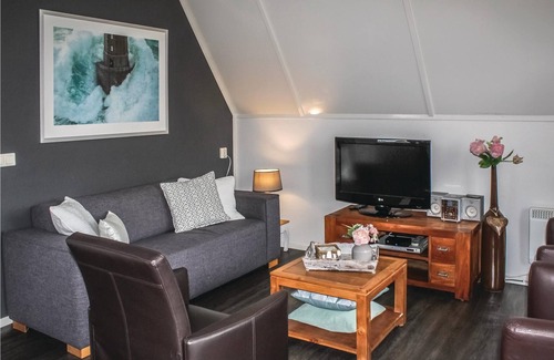 Den Oever House | Practically furnished vacation home located on the edge of a vacation park near the Ijsselmeer (3 km