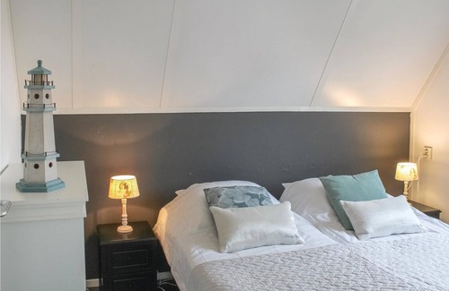 Den Oever House | Practically furnished vacation home located on the edge of a vacation park near the Ijsselmeer (3 km